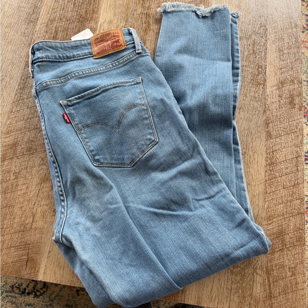 Distressed Levi's high rise skinny jean size 31